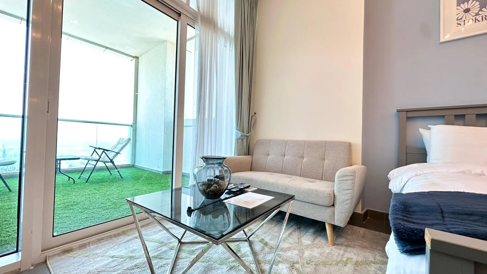 Marcopolo - Spacious Studio, Jvt, Gym & Pool Dubai Apartment