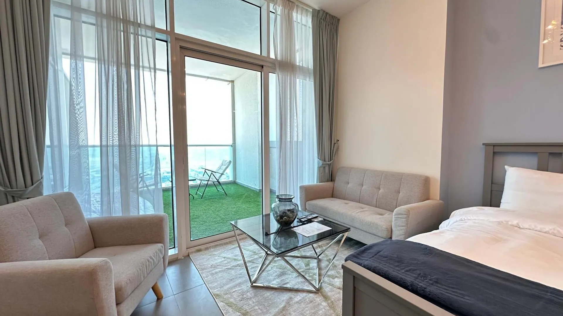Marcopolo - Spacious Studio, Jvt, Gym & Pool Dubai